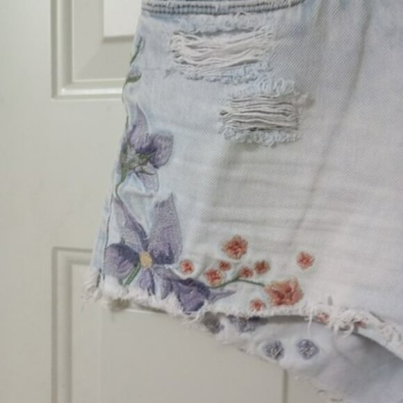 Chelsea and Violet Size 28 Distressed Floral Embroidered Denim Shorts Women Blue - Picture 5 of 12